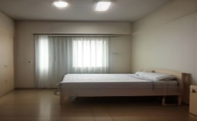 现代化医疗诊室内，泌尿科医生在电脑前查看患者健康档案，墙上挂着人体解剖图与健康宣传海报